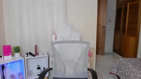  kendal  online show from February 2025 04:47:01 PM