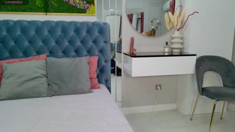 Sienna online show from November 2025 05:17:01 AM