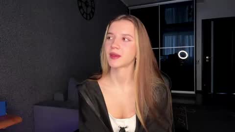 simikiss online show from May 2026 09:28:02 AM