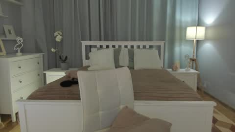 Snapshot of simonadebeauvoir chatting on January 2025 05:00:01 PM Simona online show from January 2025 05:00:01 PM