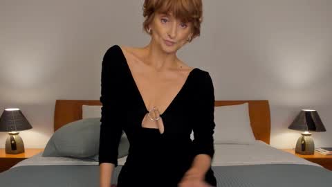 Snapshot of simonadebeauvoir chatting on November 2025 11:02:01 AM Simona online show from November 2025 11:02:01 AM