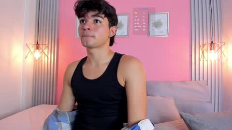 Snapshot of simonlambert__ chatting on December 2024 06:35:02 PM Simon online show from December 2024 06:35:02 PM