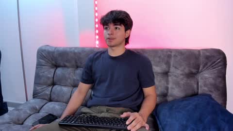 Snapshot of simonlambert__ chatting on December 2024 10:05:01 PM Simon online show from December 2024 10:05:01 PM