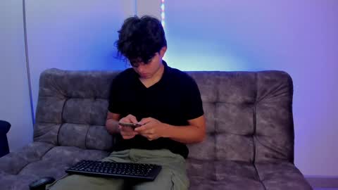 Snapshot of simonlambert__ chatting on January 2025 12:45:02 PM Simon online show from January 2025 12:45:02 PM
