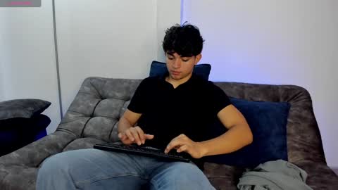 Snapshot of simonlambert__ chatting on February 2025 01:44:01 PM Simon online show from February 2025 01:44:01 PM
