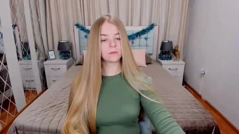 SirenaBloom online show from December 2025 05:37:01 AM