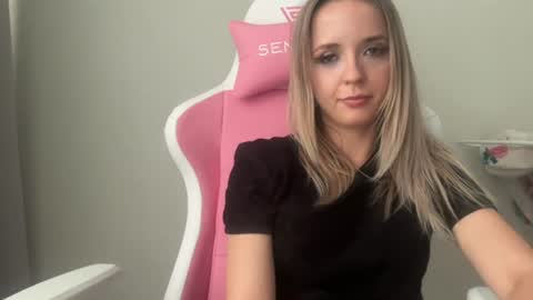 Snapshot of sisi_bunny chatting on June 2026 04:49:02 PM Sisi Bunny online show from June 2026 04:49:02 PM