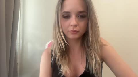 Snapshot of sisi_bunny chatting on June 2026 04:37:02 PM Sisi Bunny online show from June 2026 04:37:02 PM