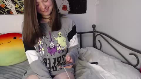 sk8t3rgurl online show from November 2025 04:00:01 AM