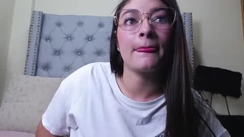 skarlett_36 online show from April 2026 02:43:01 PM