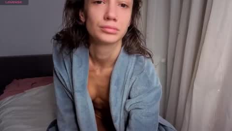 Snapshot of skinnymode chatting on October 2025 10:00:02 PM SkinnyMode online show from October 2025 10:00:02 PM