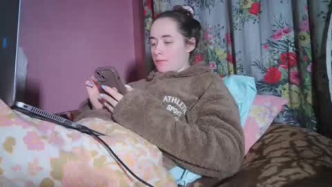 skyressie333 online show from December 2024 07:00:01 PM