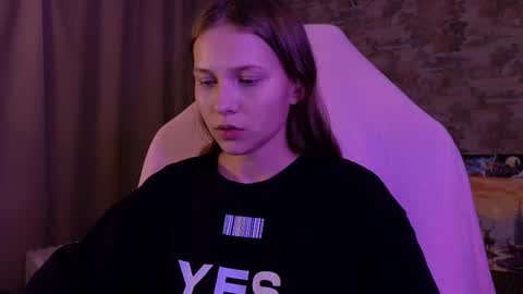 Snapshot of small_emma0 chatting on February 2026 11:12:01 PM Emma online show from February 2026 11:12:01 PM