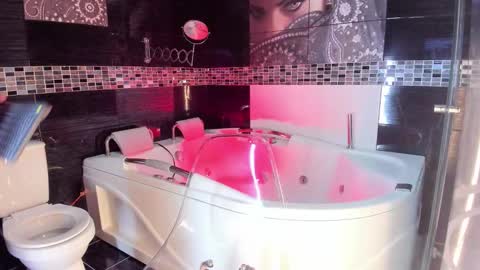 Small Hot19 online show from September 2025 09:34:01 AM