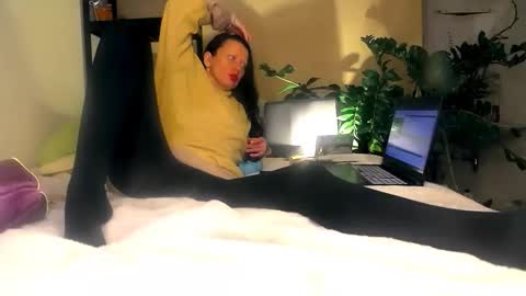 smile_dance_ online show from November 2025 05:26:01 PM