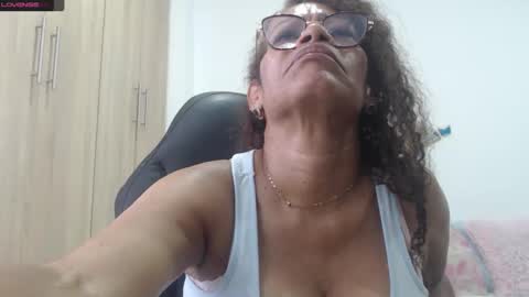 Snapshot of smilet_milf chatting on January 2025 04:21:01 PM Smileth online show from January 2025 04:21:01 PM