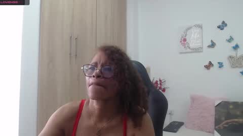 Snapshot of smilet_milf chatting on February 2025 04:00:02 PM Smileth online show from February 2025 04:00:02 PM