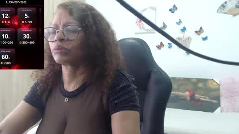 Snapshot of smilet_milf chatting on February 2025 12:27:02 PM Smileth online show from February 2025 12:27:02 PM