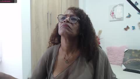 Snapshot of smilet_milf chatting on February 2025 11:43:01 AM Smileth online show from February 2025 11:43:01 AM