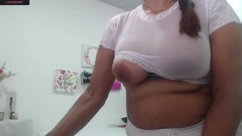 Snapshot of smilet_milf chatting on September 2025 12:49:02 PM Smileth online show from September 2025 12:49:02 PM