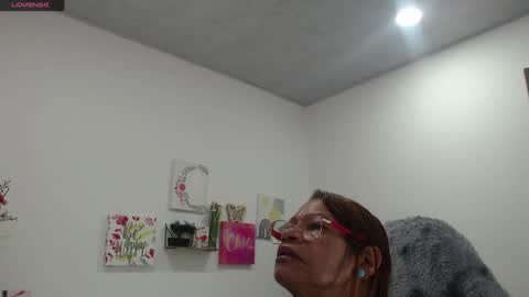 Snapshot of smilet_milf chatting on September 2025 12:42:02 PM Smileth online show from September 2025 12:42:02 PM
