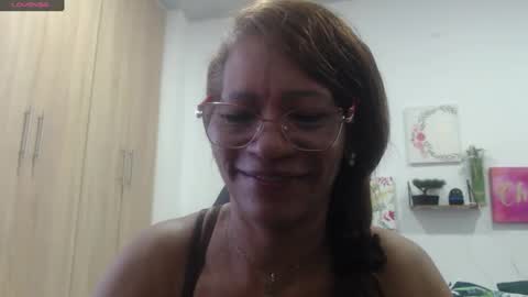 Snapshot of smilet_milf chatting on November 2025 12:31:02 PM Smileth online show from November 2025 12:31:02 PM