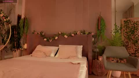 Mia online show from October 2025 05:19:02 AM