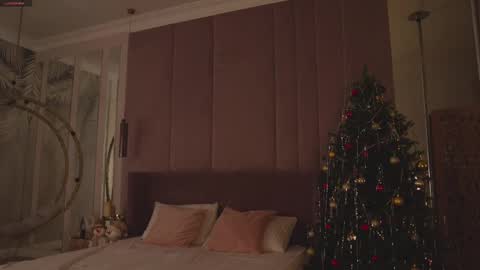 Mia online show from December 2025 05:01:01 AM