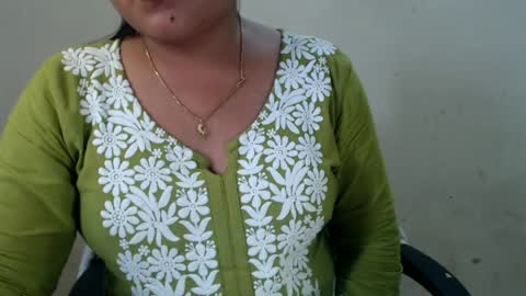 Snapshot of smiley_queen99 chatting on July 2026 09:15:02 AM smiley online show from July 2026 09:15:02 AM
