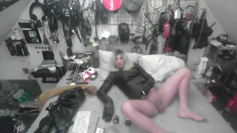 Snapshot of smokeslut365 chatting on December 2025 10:06:02 PM smokeslut365 online show from December 2025 10:06:02 PM