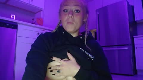 sneakyalicek online show from September 2025 01:38:02 AM