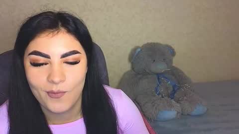 Olivia online show from November 2025 03:33:01 PM