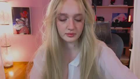 Snapshot of snowflakeskitty chatting on May 2026 05:34:02 AM Ellie online show from May 2026 05:34:02 AM