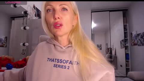 Monna online show from November 2025 06:21:01 PM