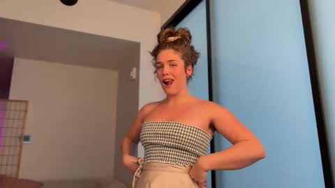 Julia    online show from November 2025 09:48:02 PM