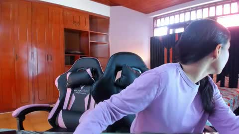 soffy and mia online show from December 2025 12:34:02 PM