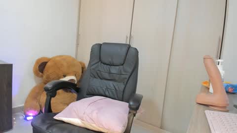 SOFIA independent model  online show from January 2025 04:18:02 AM