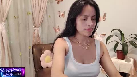 Sofi Bella online show from November 2025 06:01:02 PM