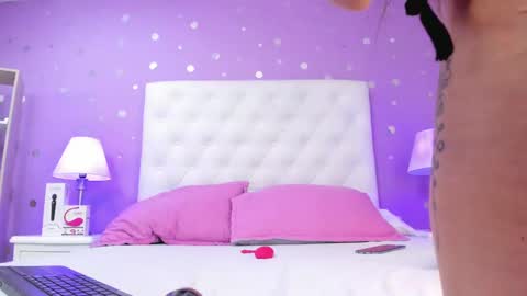 Sophia  online show from November 2025 07:57:01 PM