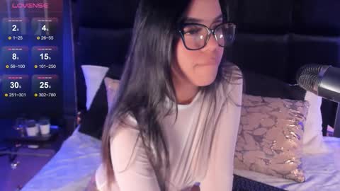 Sophie Hill  online show from November 2025 08:40:01 PM