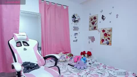 Snapshot of sophieewoods chatting on December 2024 09:08:02 PM Sophie Woods online show from December 2024 09:08:02 PM