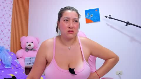 Snapshot of soyqeen chatting on April 2026 05:05:01 AM SoyQueen online show from April 2026 05:05:01 AM