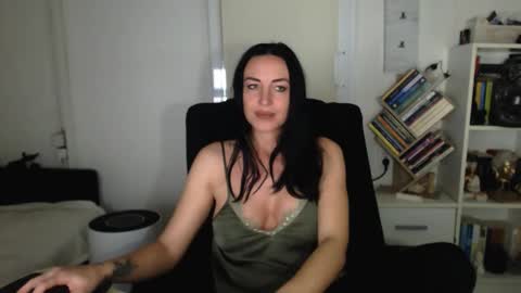 Carla online show from November 2025 03:45:02 PM