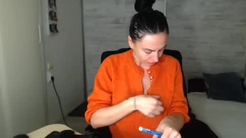 Carla online show from November 2025 06:50:01 PM