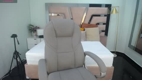 sr_smith_1 online show from April 2026 01:16:02 PM