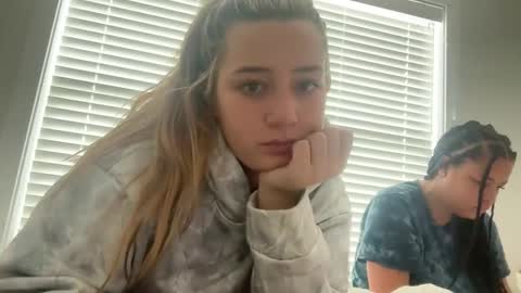 Snapshot of starqueenieee chatting on February 2025 05:03:02 PM starqueenieee online show from February 2025 05:03:02 PM