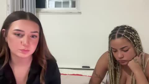 Snapshot of starqueenieee chatting on September 2025 02:13:02 AM starqueenieee online show from September 2025 02:13:02 AM