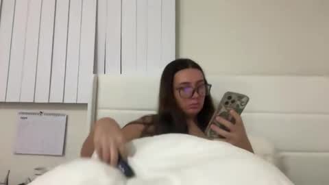 Snapshot of starqueenieee chatting on November 2025 11:37:02 PM starqueenieee online show from November 2025 11:37:02 PM