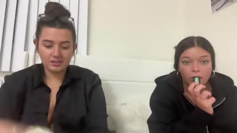 Snapshot of starqueenieee chatting on November 2025 01:05:02 AM starqueenieee online show from November 2025 01:05:02 AM