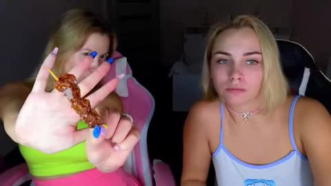 stefany_and_bettany online show from September 2025 04:00:01 PM